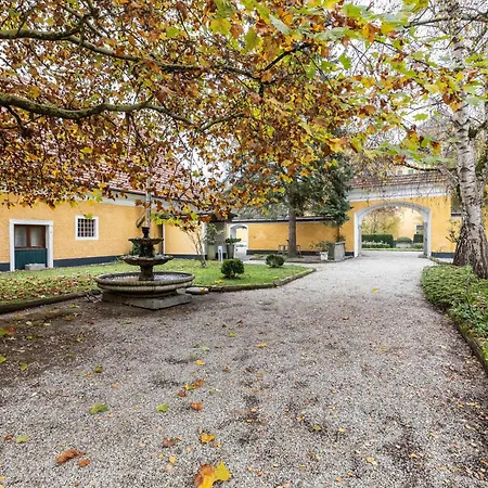 Am Schloss Muehldorf