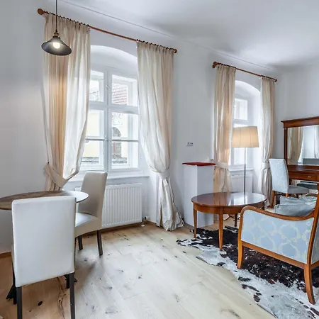 Am Schloss Muehldorf