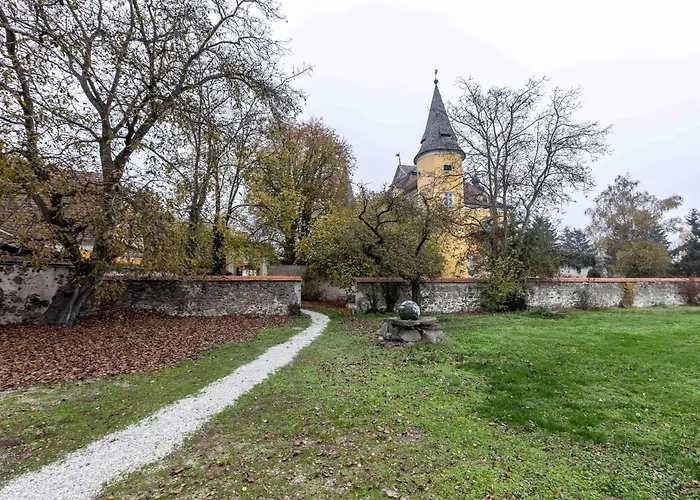 Am Schloss Muehldorf Feldkirchen an der Donau