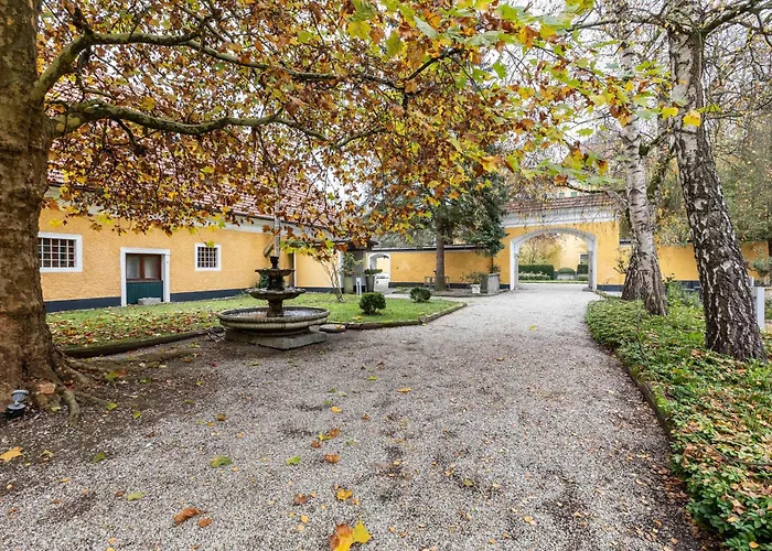 Am Schloss Muehldorf